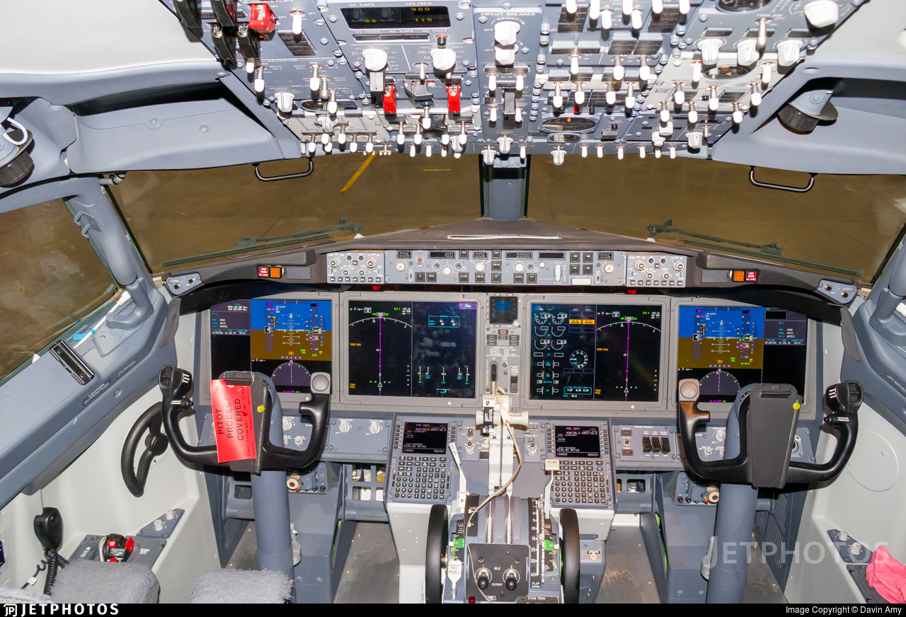 N37513 | Boeing 737-9 MAX | United Airlines | cockpit | Davin Amy | JetPhotos