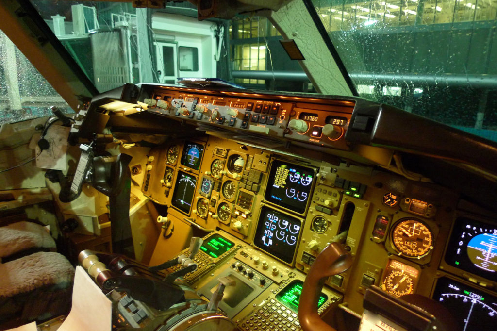 Boeing 767-300 cockpit