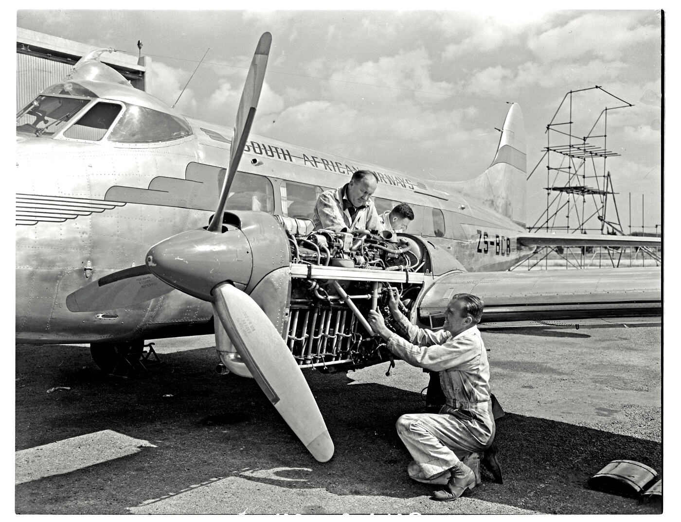 de Havilland DH.104 Dove ZS-BCB 'Naval Hill' undergoing engine maintenance.  - Atom site for DRISA