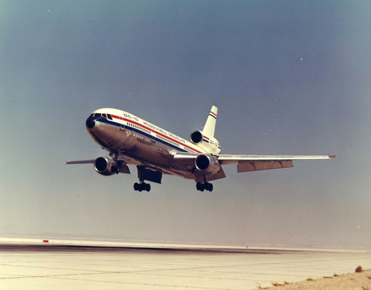 McDonnell Douglas DC-10-10 landing