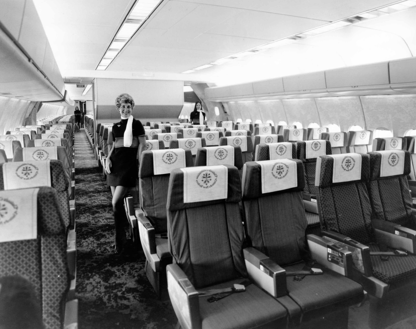 McDonnell Douglas DC-10 interior, 1974. Yes, indeed. This was United  economy from the 70s. Still 8-across. | Aircraft interiors, Vintage  airlines, United airlines