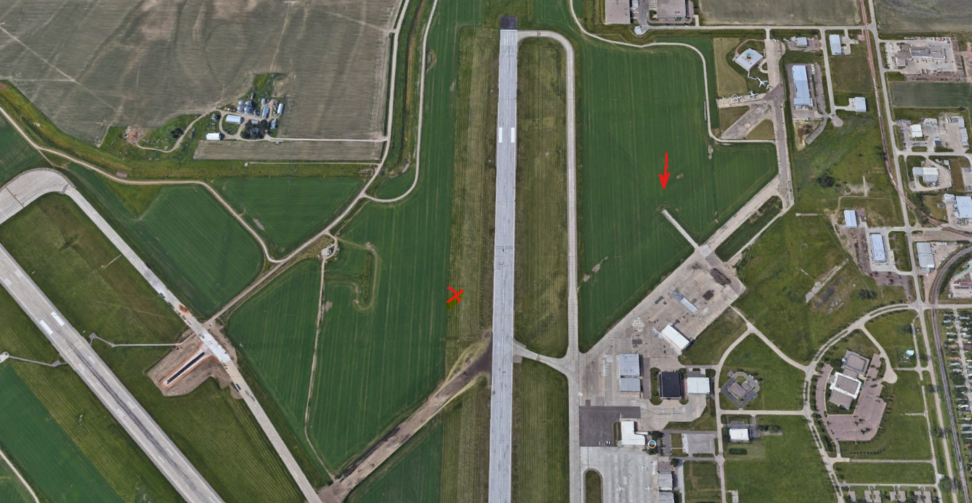 Sioux City Gateway Airport (SUX) google earth jan.2024 with DC-10 crash site and location of once was RW22