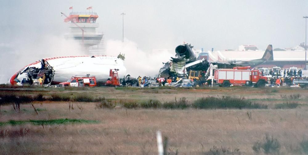 McDonnel Douglas DC-10-30CF | Martinair | PH-MBN | picture of crashed DC-10 at Faro airport with control tower in back ground