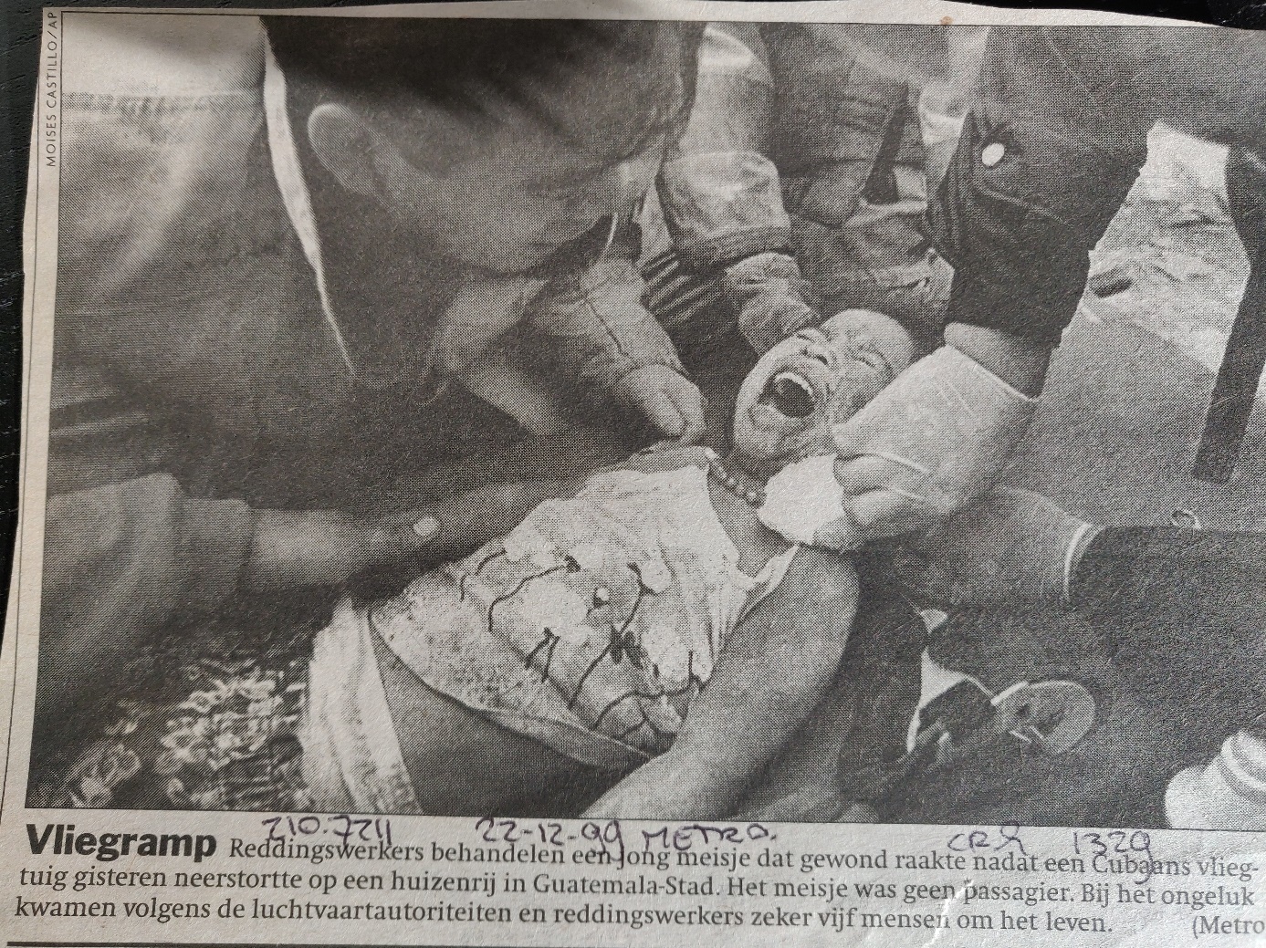 newspaper article 22 December 1999 Metro |  McDonnel Douglas DC-10-30 | Cubana | CU1216 | photo rescue workers taking care of a young girl who was injured