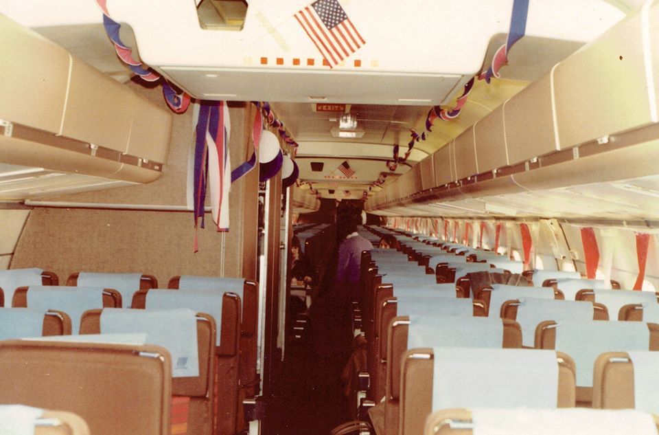 United Airlines DC-8-61 coach cabin | Airline interiors, Aircraft interiors,  Vintage airlines