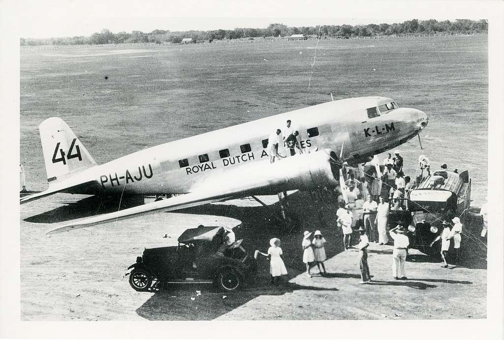 KLM Douglas DC-2 &quot;Uiver&quot; at Darwin during MacRobertson Air Race, 1934 -  PICRYL Public Domain Search