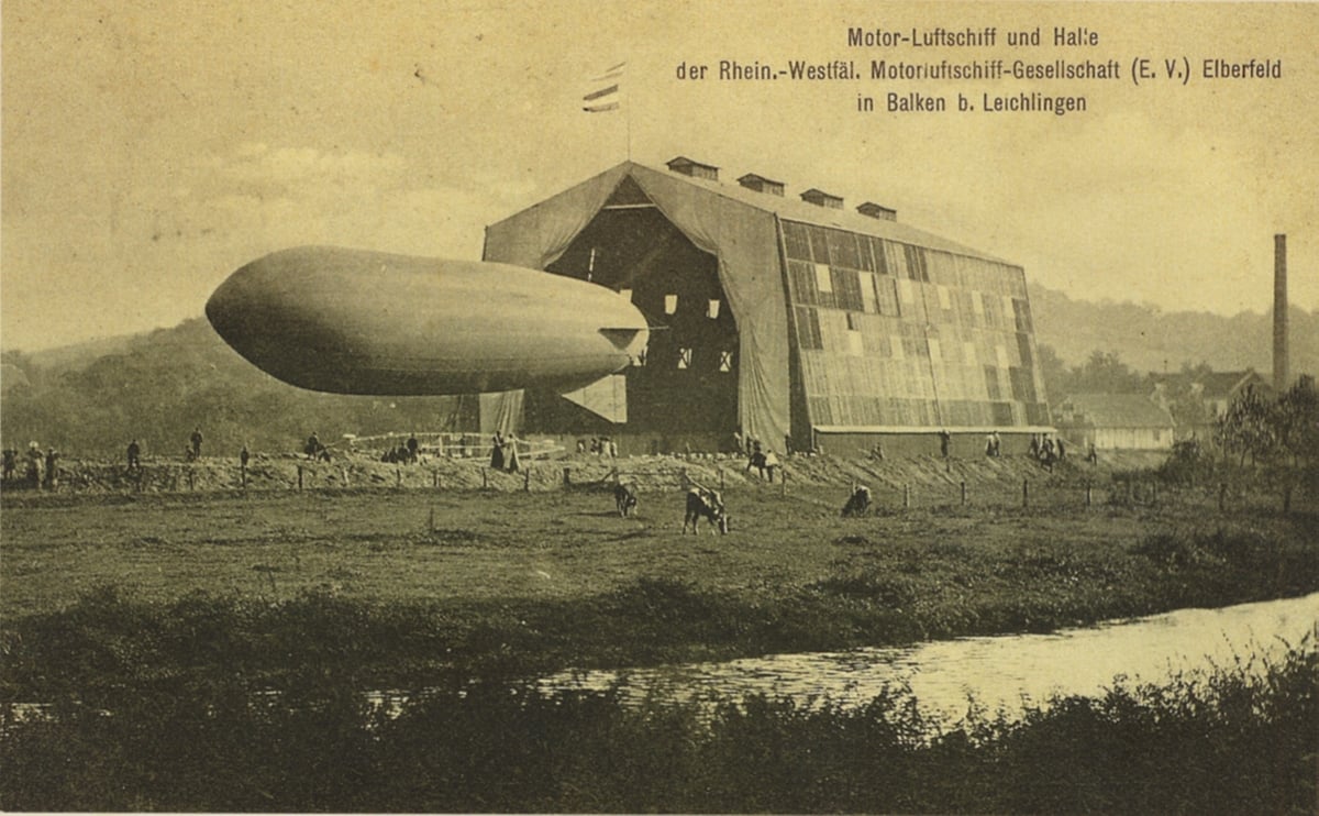 Luftschiff Erbsloh in front of it's shed near Balken, Germany