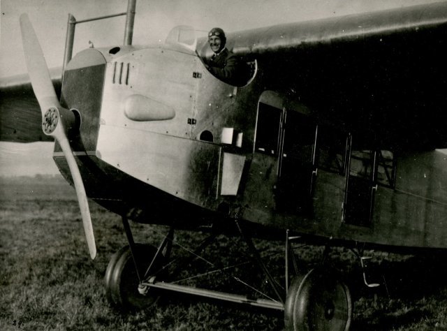 2161_026489, Invlieger Herman Hess in de cockpit van de Fokker F.IV. -