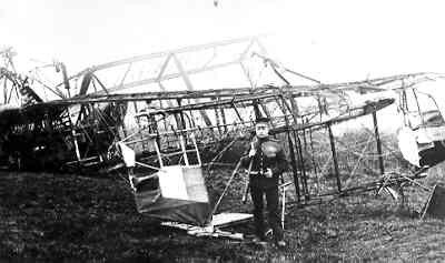 Handley Page 0/100, reg. 3119 van RAF No. 214 Sqn. Na noodlanding te Ritthem op 12 april 1918 in brand gevlogen. Soldaat op wacht. Bemanning: fl.cdr. E.R. Barker, obs.lt. F.H. Hudson, fl.sub.lt. D.C. Kimmond.