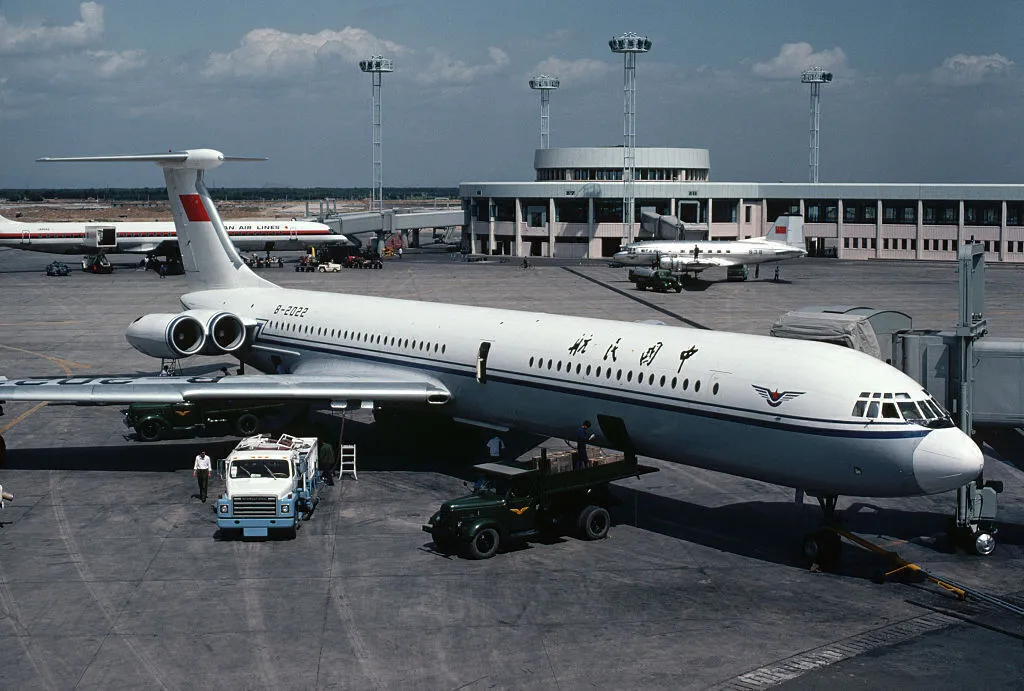 Ilyushin Il-62 | Shanhai-Hongqiao airport | CAAC | B-2022