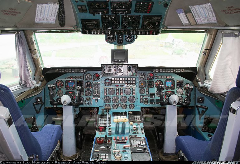 Ilyushin Il-86 | RA-86103 | cockpit