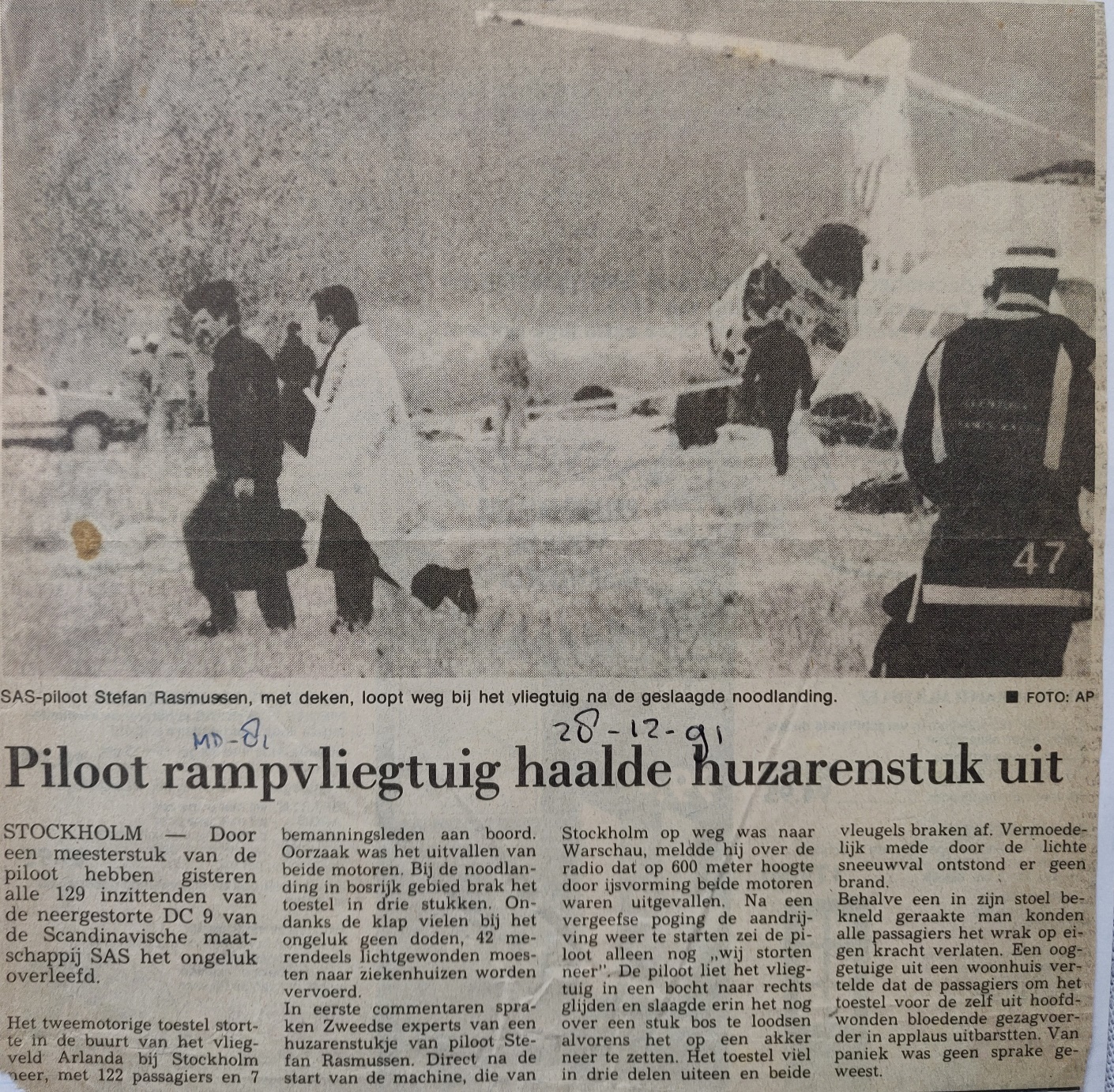 McDonnel Douglas MD-81 | SAS | OY-KHO | newspaper article 28 December 1991 crash landing Sweden | picture of crashed MD-81 with pilot walking away and rescue workers around the airplane