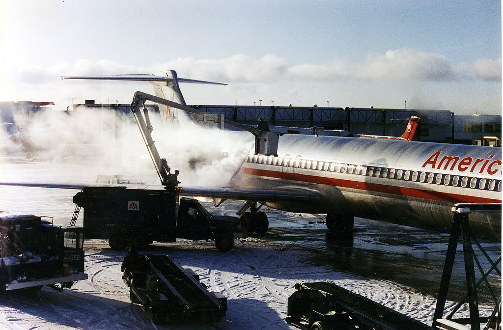 McDonnel Douglas MD-81 | American Airlines | picture of MD-81 de-iced at Syracuse airport