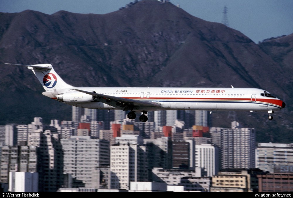 McDonnel Douglas MD-82 | China Eastern | B-2103 | MD-82 landing at Hong kong