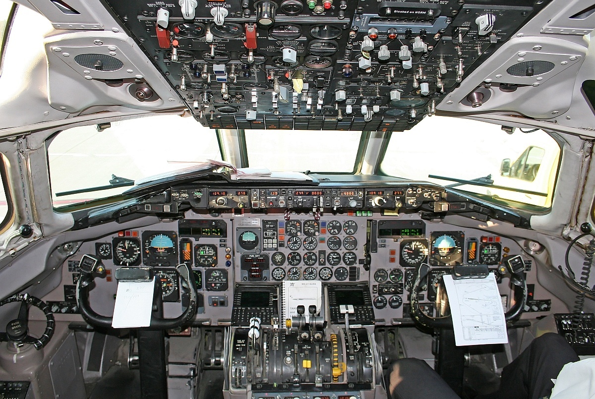 McDonnel Douglas MD-83 cockpit