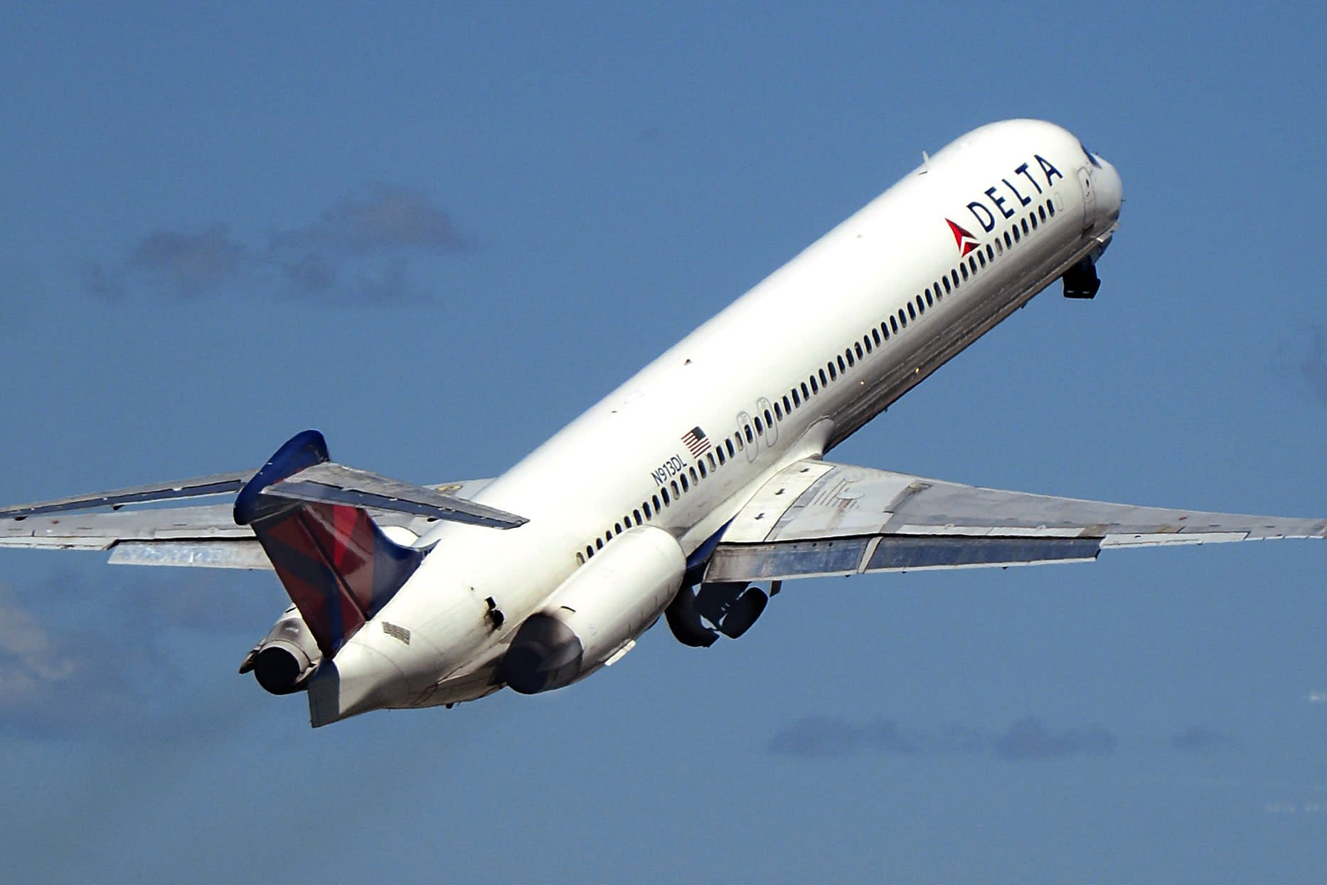 Delta retires MD-88 and MD-90 jets early because of the coronavirus | MD-88 N913DL taking off