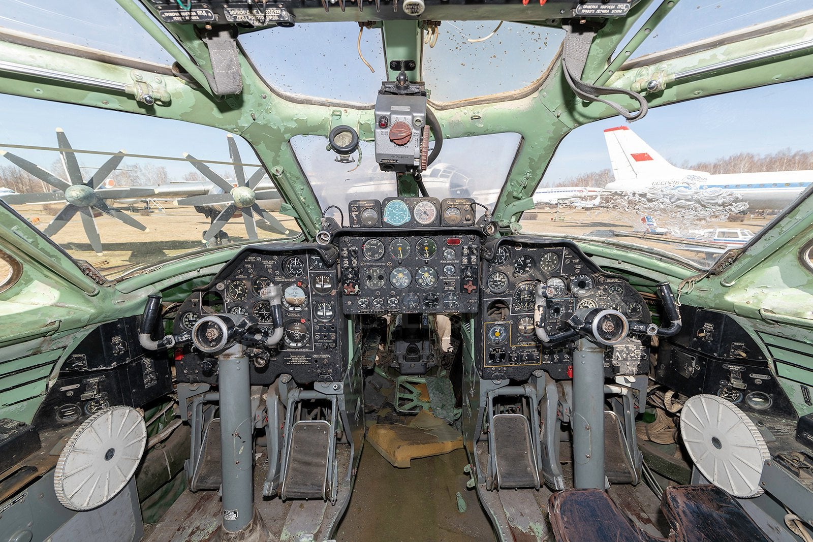 Cockpit of the Tupolev Tu-124 : r/cockpits