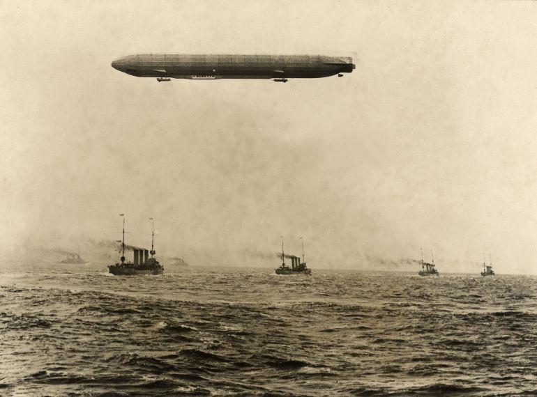 Zeppelin LZ30 during float manoeuvres on the North Sea | LZ30 hovering over German Navy warships