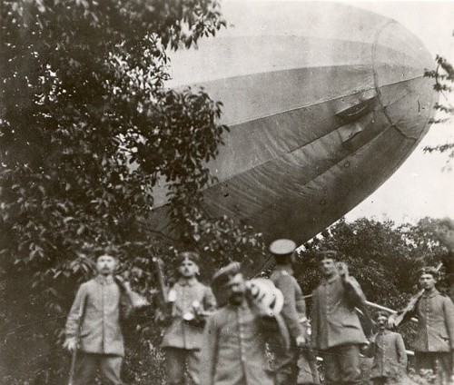 Zeppelin LZ35 guarded by German soldiers after its crash-landing at Aalterbrug, Belgium