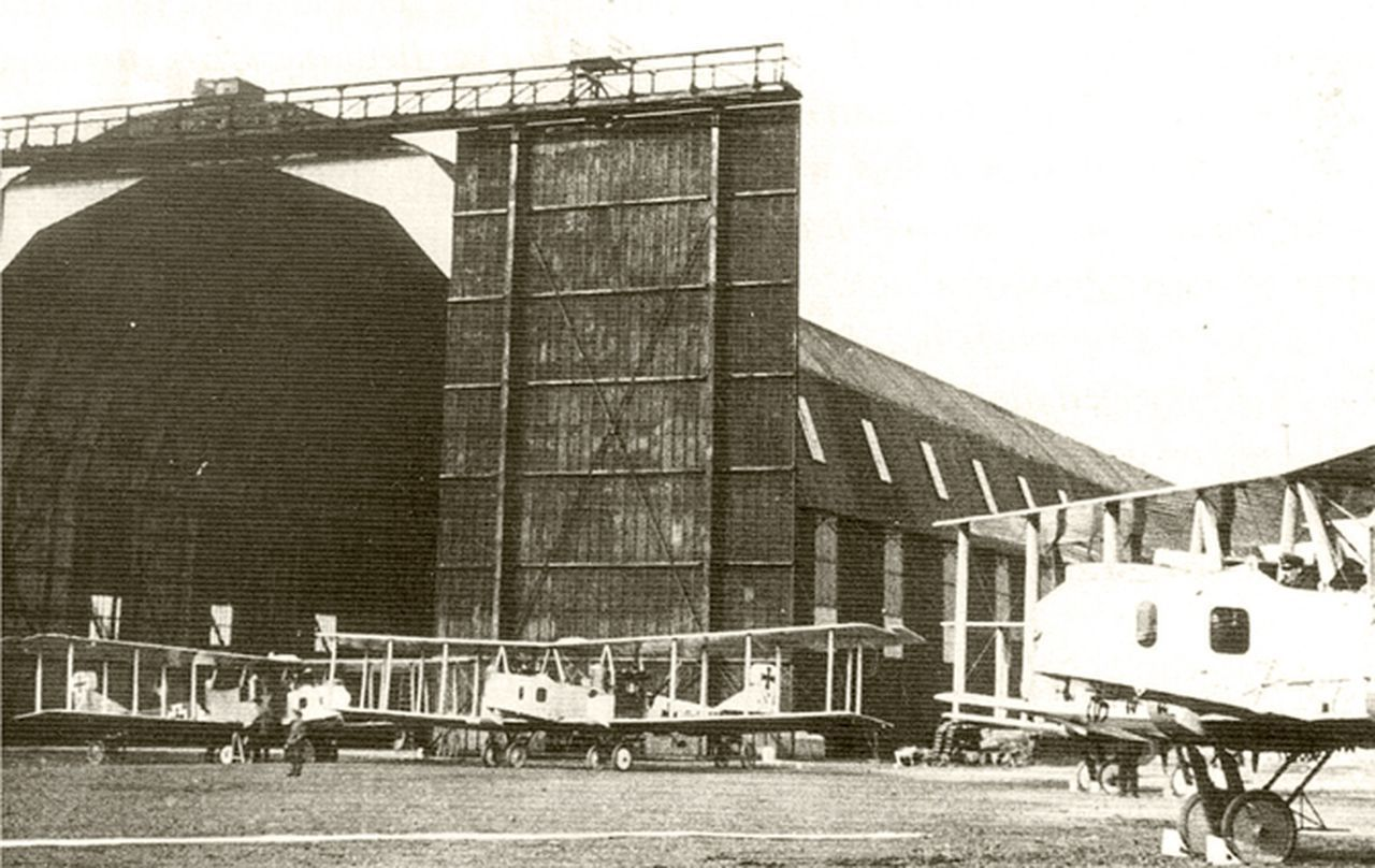 Gotha bombers in front of the huge Zeppelin shed at Gontrode 